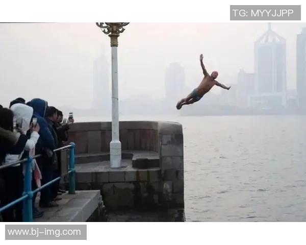 从高空一跃而下的艺术与勇气探秘跳水运动的力量与美感